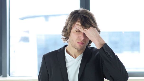 Douleur à la tête, irritation de l'homme avec des maux de tête dans son bureau
 - Photo, image