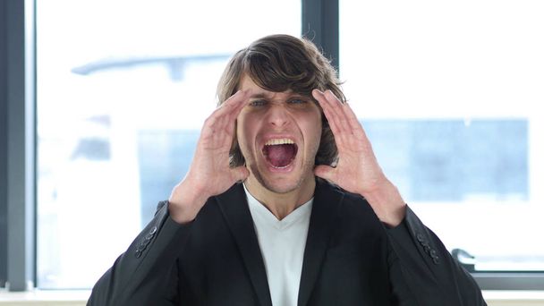Křičí rozčilený podnikatel ve své kanceláři - Fotografie, Obrázek