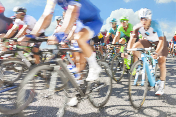 Grupo de ciclistas durante una carrera
 - Foto, imagen