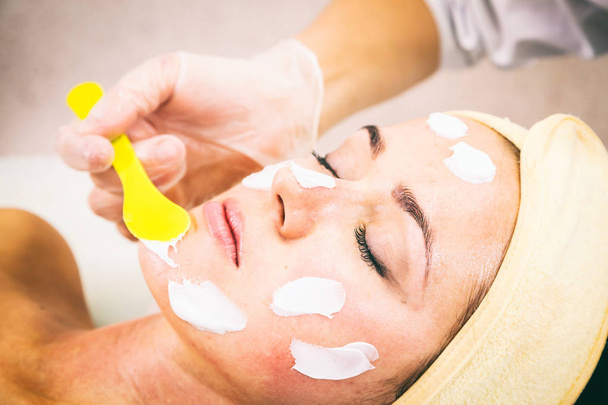 Tratamiento facial cosmético en el spa
. - Foto, imagen