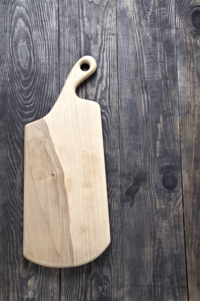 Planche à découper sur une surface en bois
 - Photo, image