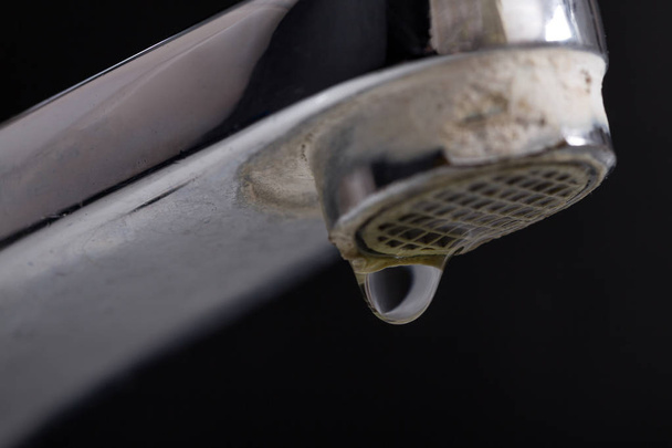 Taş ve kalsiyum çökeller ile eski sızdıran musluk - Fotoğraf, Görsel