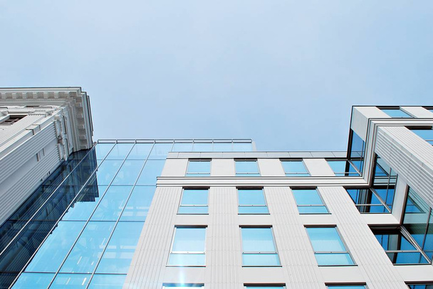 Modernes Gebäude. Modernes Bürogebäude mit Glasfassade - Foto, Bild
