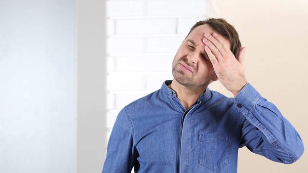 Dolor de cabeza, hombre de mediana edad frustrado
 - Foto, imagen