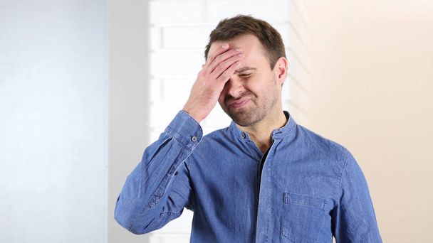 Hombre de mediana edad tenso y frustrado con dolor de cabeza
 - Foto, imagen