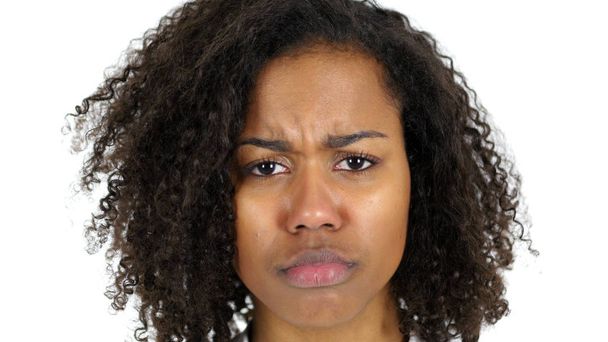Triste cara de mujer negra, llanto, fondo blanco
 - Foto, Imagen