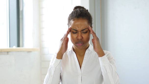 Gespannen zwarte vrouw, hoofdpijn - Foto, afbeelding