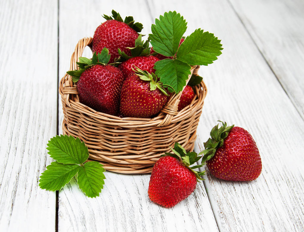 reife Erdbeeren auf Holztisch - Foto, Bild