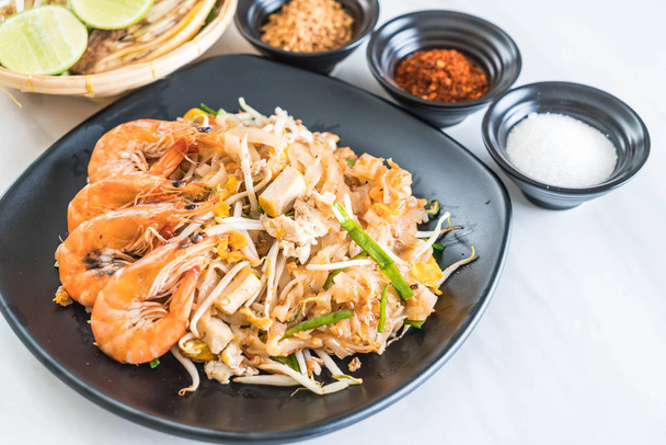 Thai Fried Noodles "Pad Thai" with shrimps  - Fotoğraf, Görsel