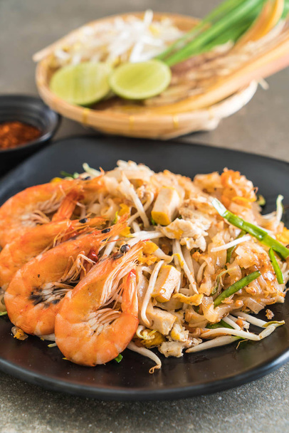 Thai Fried Noodles "Pad Thai" with shrimps  - Foto, immagini