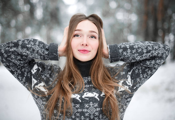 Winterporträt einer jungen schönen brünetten Frau im Pullover. Schneefreies Winter-Beauty-Mode-Konzept. - Foto, Bild