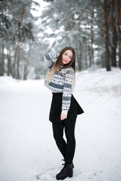 Zimowy portret młodej pięknej brunetki noszącej sweter. Śnieg zima piękno moda koncepcja. - Zdjęcie, obraz