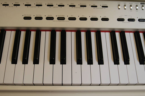 Εσωτερικη πιάνο κλειδί λευκό πιάνο - Φωτογραφία, εικόνα