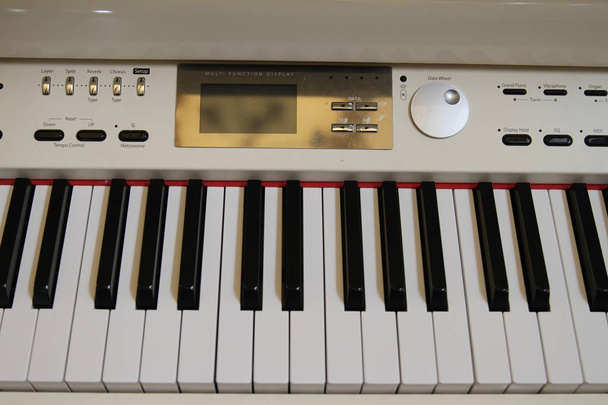 Közelről zongora kulcsfontosságú fehér klasszikus zongora - Fotó, kép