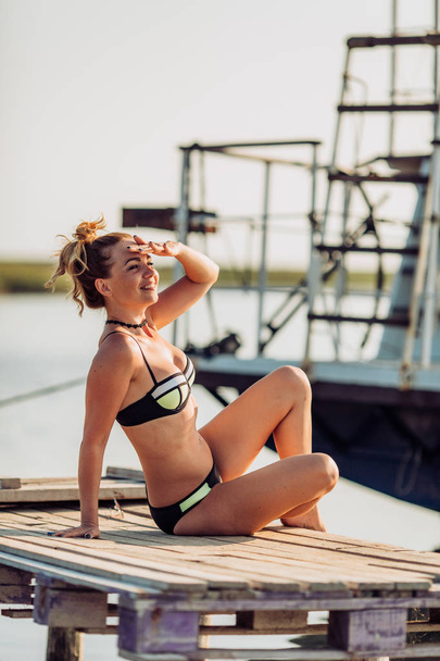  junge Frau im Badeanzug am Strand - Foto, Bild
