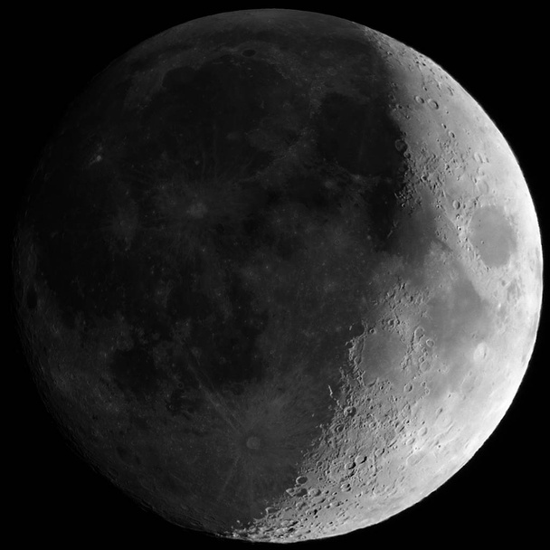 Αποτρίχωση φεγγάρι ημισέληνο που παρατηρήθηκε με τηλεσκόπιο - Φωτογραφία, εικόνα