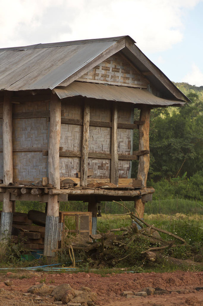 Rifugio in legno per lo stoccaggio della paglia di riso nelle campagne del Laos
 - Foto, immagini