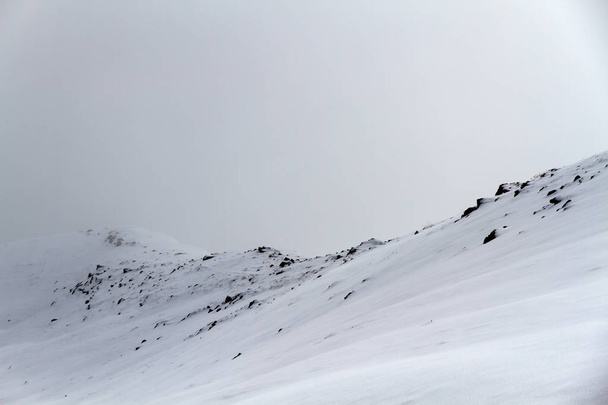 Naturte winter background pattern: hills in mountain area covered by snow. - Valokuva, kuva