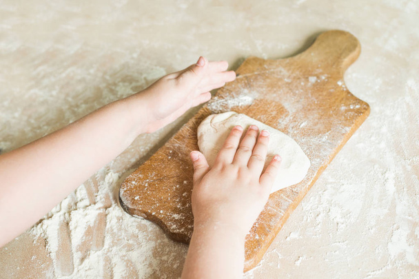 Les mains des enfants font de la pâte
 - Photo, image