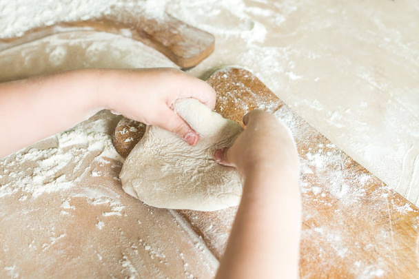 Ręce dzieci zrobić ciasto - Zdjęcie, obraz