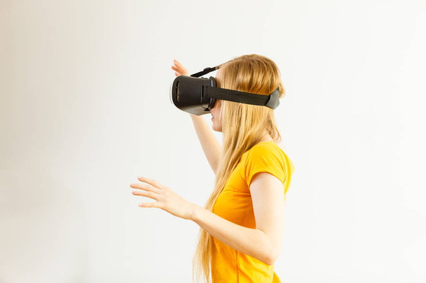 Girl wearing virtual reality goggles. - Foto, Imagem