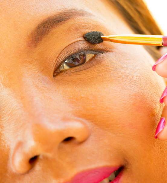 Lidschatten Augenbürste Anwendung zeigt Augen kosmetische - Foto, Bild