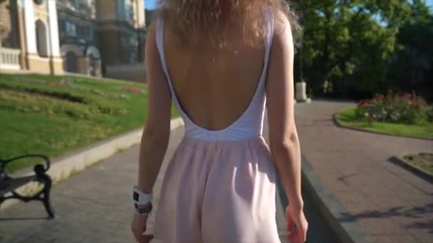 街でカメラにポーズの女の子 - 映像、動画