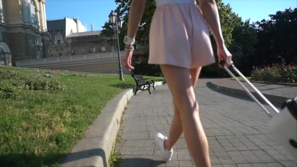 Girl posing on camera on city street - Footage, Video