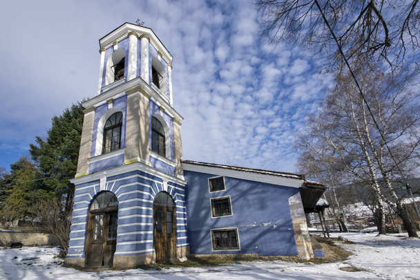 KOPRIVSHTITSA, BULGARIA - DECEMBER 13, 2013: Church of Assumption of Virgin Mary in historical town of Koprivshtitsa, Sofia Region - Foto, afbeelding