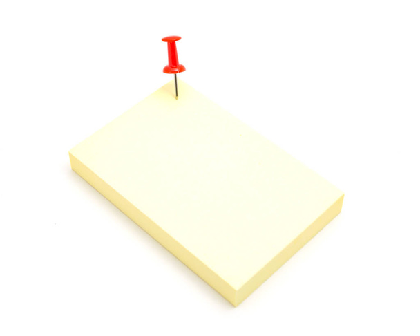 Pince de couleur rouge et note collante jaune sur fond blanc isolé
 - Photo, image