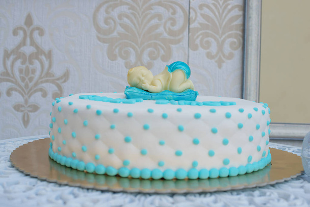 Нетиповий дитячий душ або перший торт на день народження для хлопчика зі сплячим дитячим верхом та глазур'ю, подібною до подушок
 - Фото, зображення