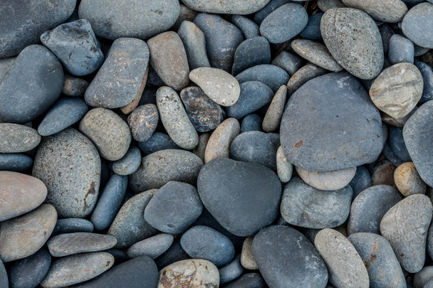 Amplia vista de rocas lisas de playa
 - Foto, imagen