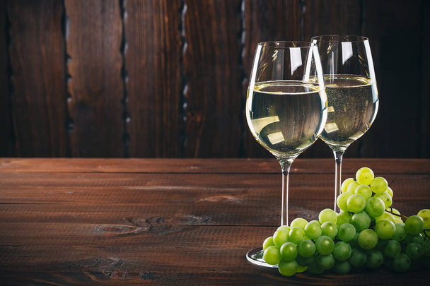 White wine in glasses with grapes - Foto, afbeelding