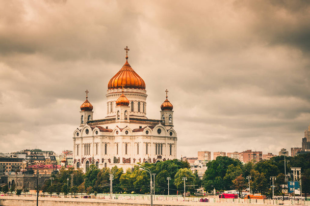 ロシア、モスクワ、2017 年 8 月 26 日: ロシア正教会モスクワ都市景観を支配 - 写真・画像
