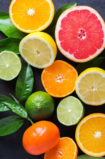 Citrusfélék háttér. Narancs, grapefruit, mandarin, lime, citrom vitamin - Fotó, kép