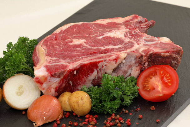 新鮮な牛肉とステーキ - 写真・画像