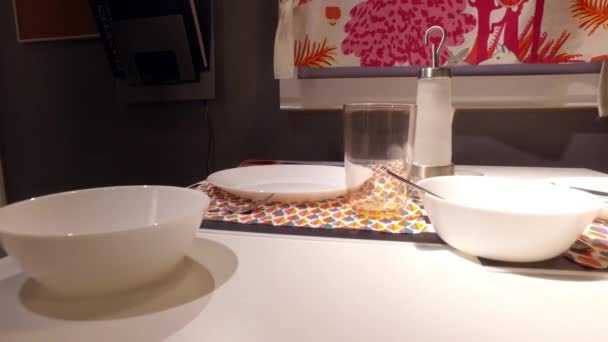 テーブルの設定。夕食の準備 - 映像、動画