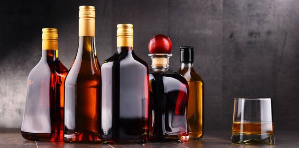 Склянка і пляшки алкогольних напоїв
. - Фото, зображення