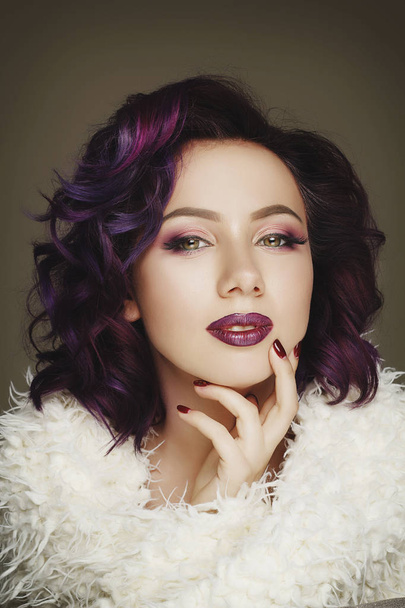 Portrait of beautiful sexy fashion model with purple hair over g - Foto, Imagen