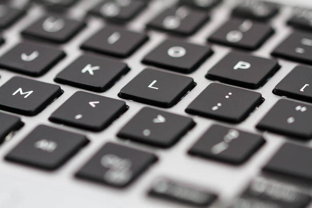 Laptop toetsenbord met zwarte toetsen en grijze tas. Closeup - Foto, afbeelding