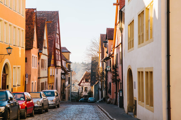 Näkymä kauniille kadulle perinteisillä saksalaisilla taloilla Rothenburg ob der Tauberissa Saksassa. Euroopan kaupunki
. - Valokuva, kuva