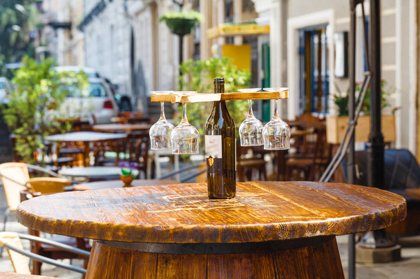 Wine bar tasting set up tray decoration bottles in restaurant - Foto, imagen