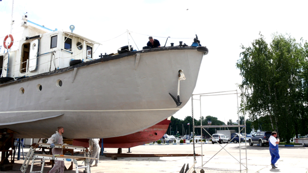 Työntekijä laskee vanhan ruosteisen aluksen ankkurin Moskovan sataman telakalla
. - Materiaali, video
