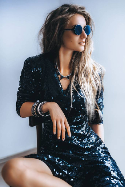  giovane donna posa in occhiali da sole neri
 - Foto, immagini