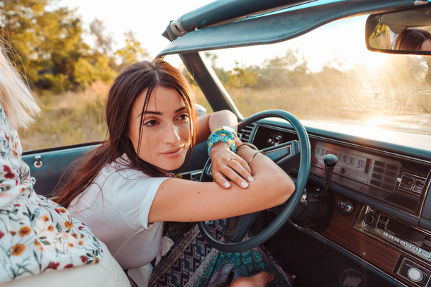 Το κορίτσι πίσω από το τιμόνι ενός αυτοκινήτου - Φωτογραφία, εικόνα