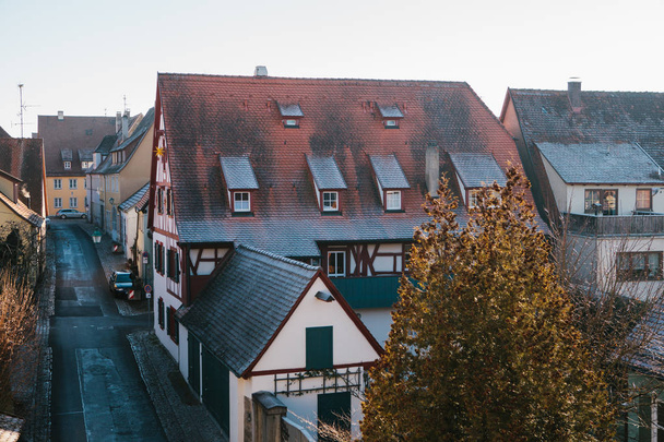 Pohled na krásnou ulici s tradiční německé domy v destinaci Rothenburg ob der Tauber v Německu. Evropské město. - Fotografie, Obrázek
