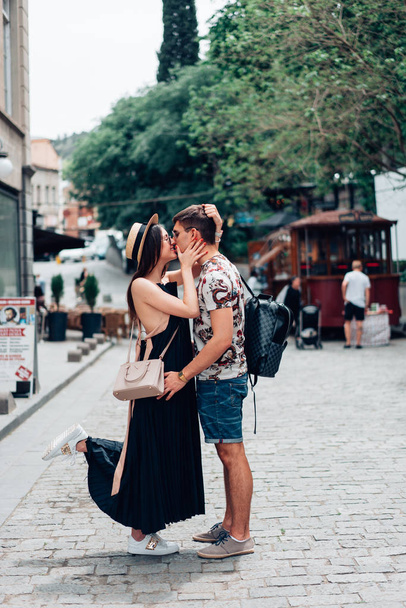 Jovem casal apaixonado, abraçando na rua
. - Foto, Imagem