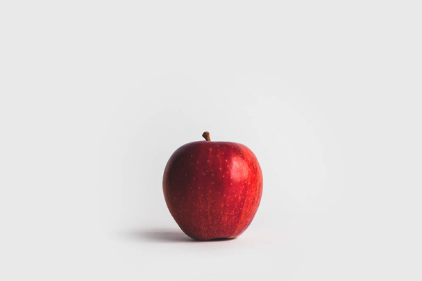 vista close-up de maçã vermelha fresca em um fundo branco
 - Foto, Imagem