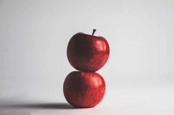 vista de cerca de manzanas rojas frescas sobre un fondo blanco
 - Foto, Imagen