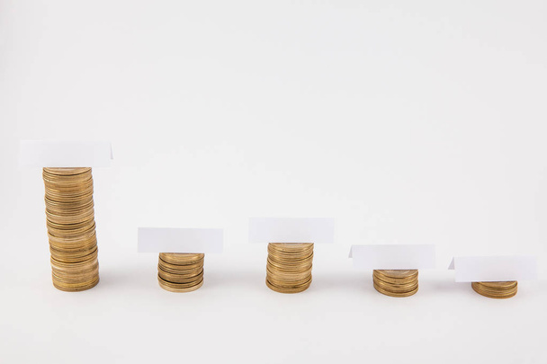 Pilhas de moedas isoladas em fundo branco
 - Foto, Imagem